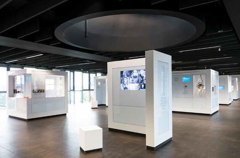Exponat in Vitrine mit Vertiefungsebene
