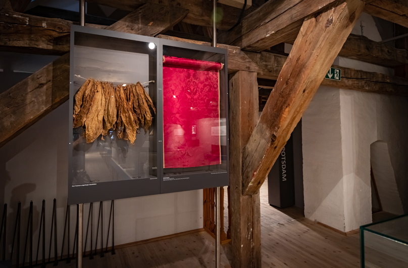 Vitrine mit textilen Exponaten