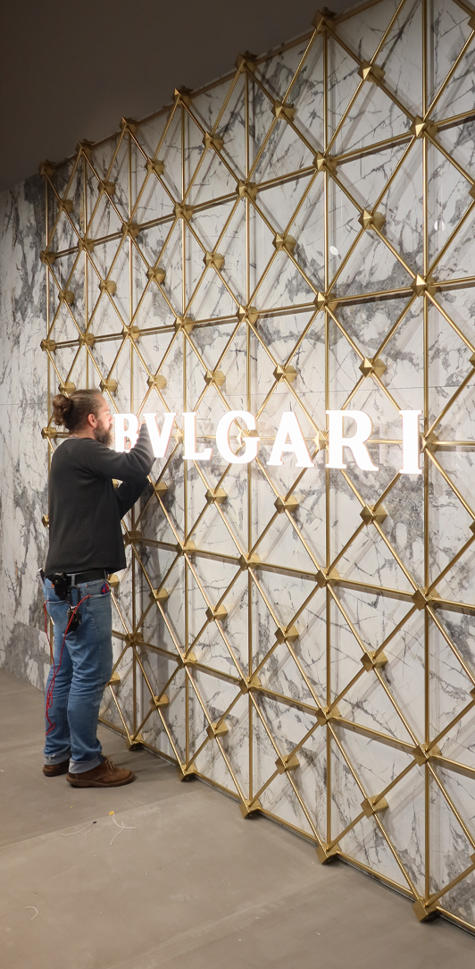 Aufbauimpression - Letzter Feinschliff an der Logowall