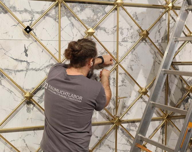 Installieren des Gitters an der Wand