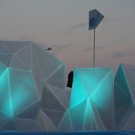 Beleuchteter Eisberg in der Abenddämmerung