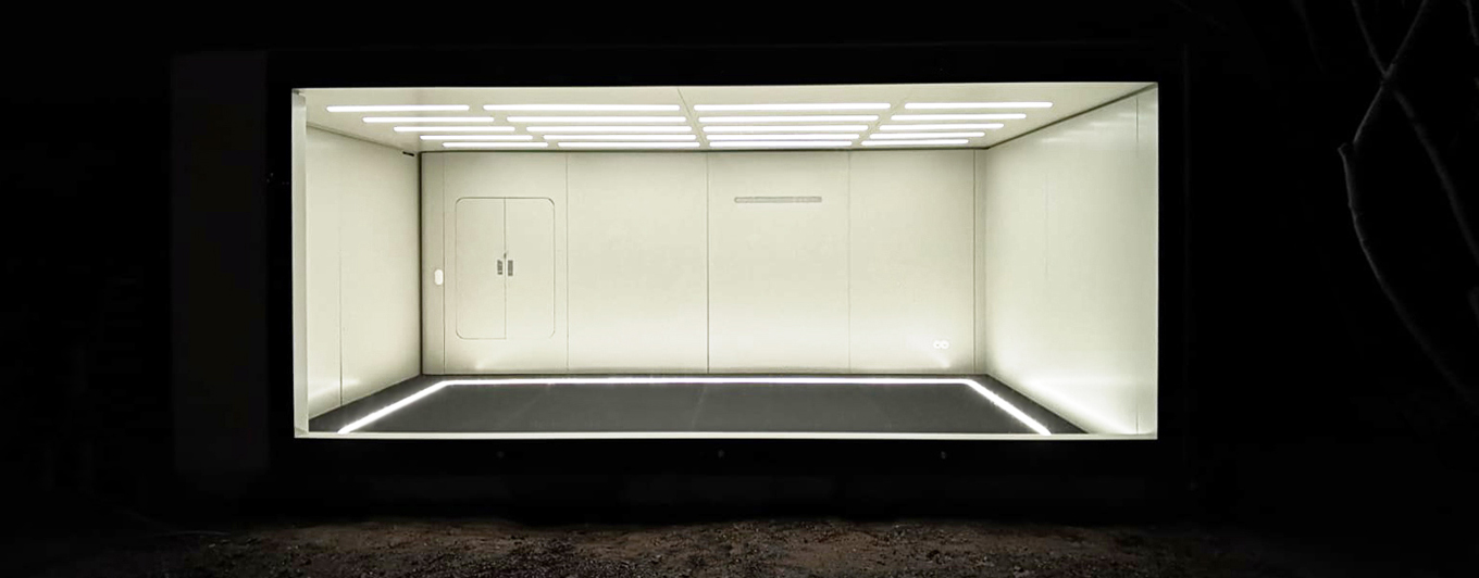Beleuchtete Fahrengold-Garage bei Nacht