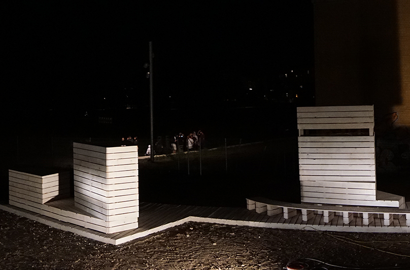 Modelle bei Nacht, links