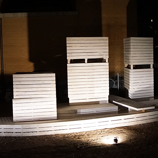 Modelle bei Nacht, rechts