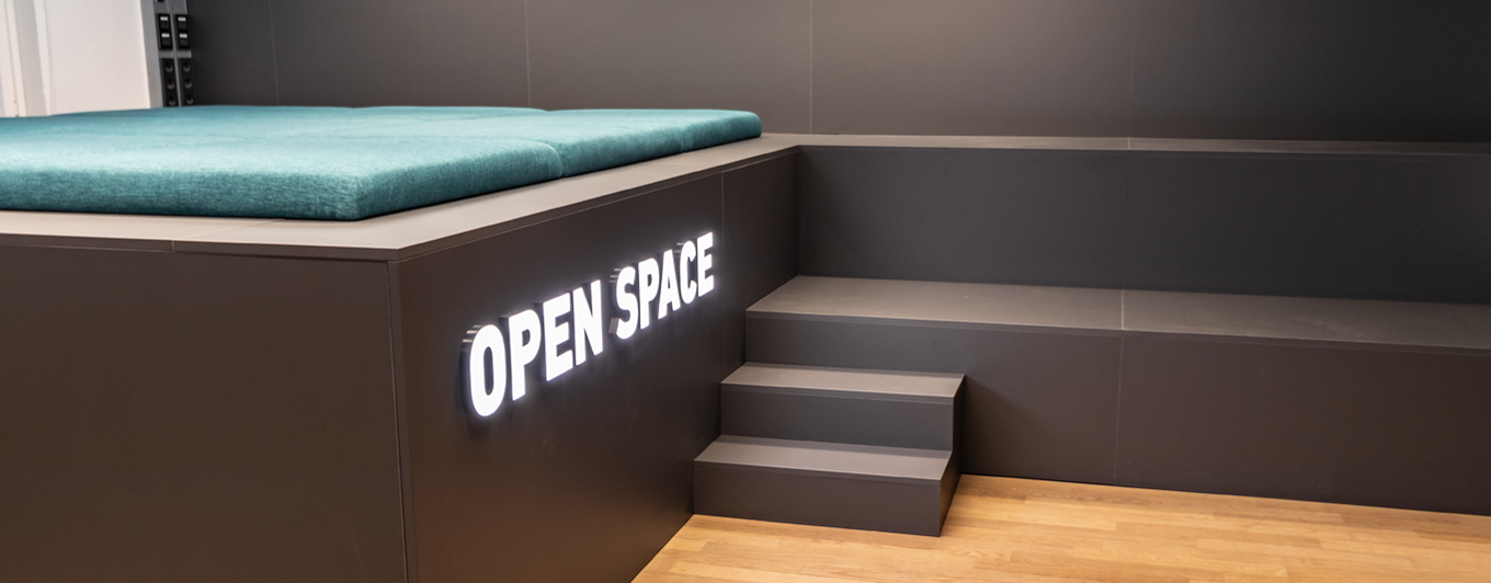 Liegefläche, Tribüne und Treppe