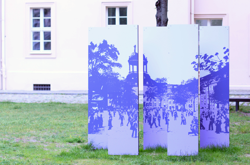 Die fünf Stelen im Innenhof, von vorne