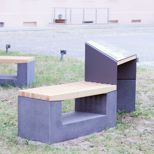 Tafel mit Sitfläche an der Kastanie