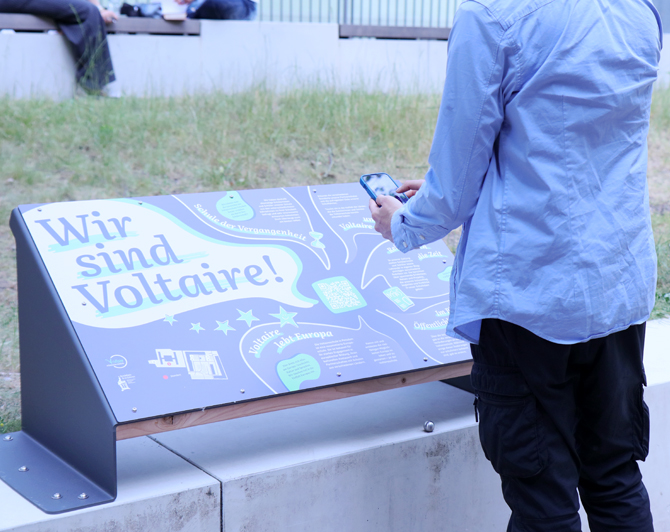 Tafel am Eingang der Voltaireschule