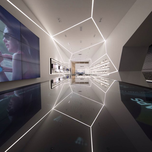 Spiegelung der Beleuchtung in den Vitrinen