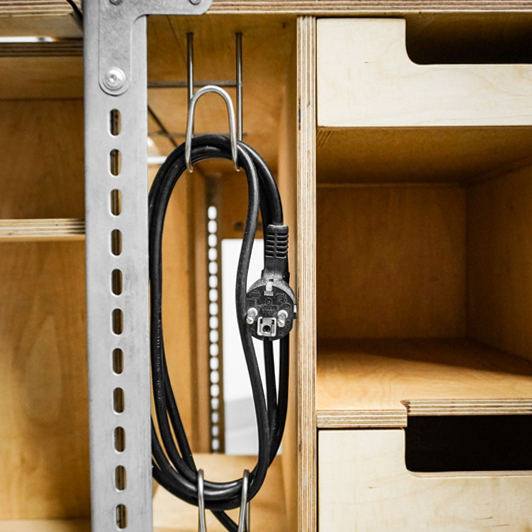 Detail, Halterung für Stromkabel