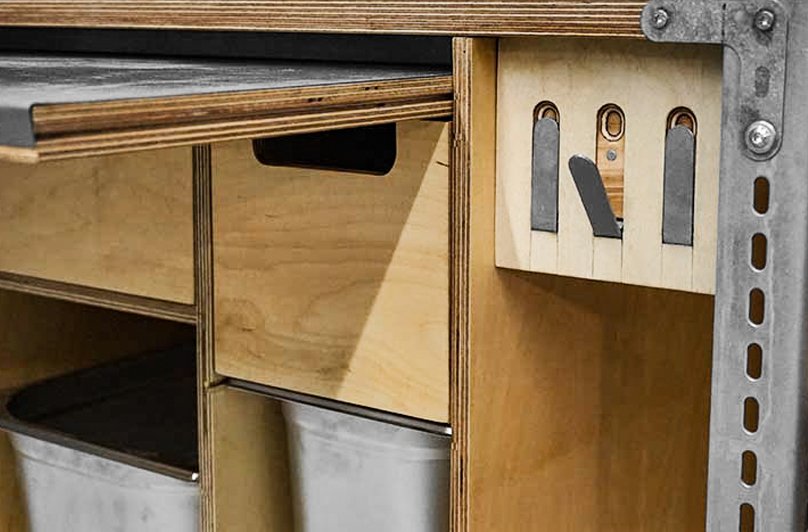 Detail, Haken und Anrichte