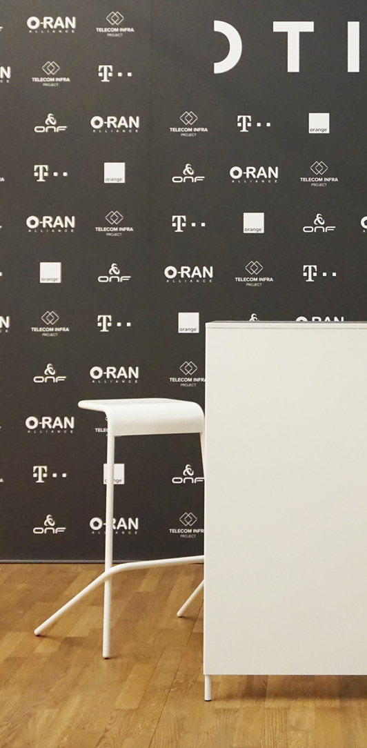 Logowall mit Rednerpult und Stehhocker