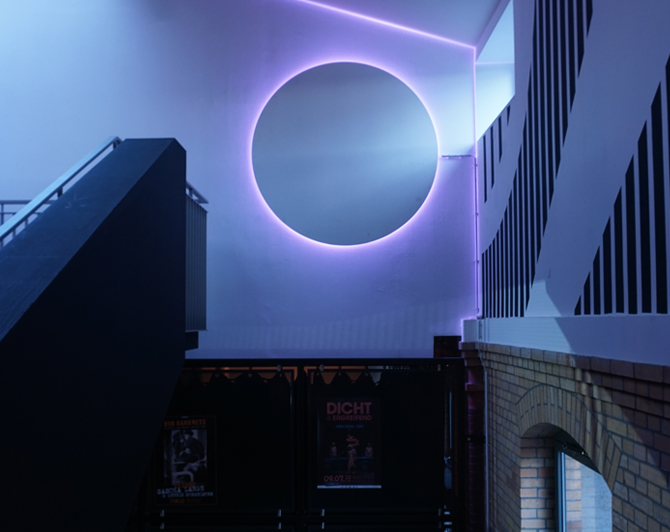 Detail, leuchtendes Kreiselement im Foyer