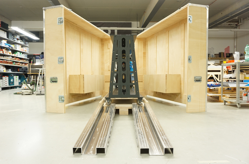 Der Wave Tank wird in die Transportbox geschoben