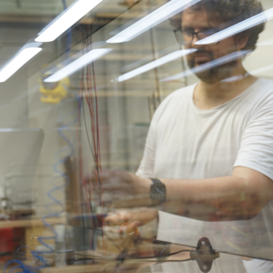 Arbeiten an der Verkabelung des Wave Tanks